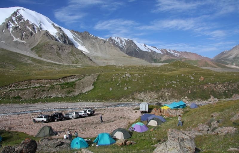 Палаточный, туристский лагерь в горах Заилийского Алатау (горы Северный Тянь-Шань. Алматинская область.