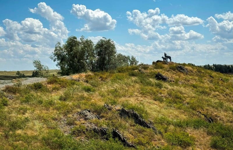 Ащылысайский водопад «Волчий», расположен на высоте 357 м. н. у. м., находится на реке Эбита, в 152 метрах на северо-запад от пруда «Большое Ащылакское море».