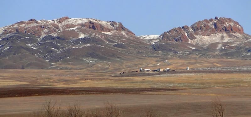 In southwestern part, ridge is cut through by deep gorges Monshasay, Sholakzhide, Taigak, Terekty-Sai, Kyzylauz, Sarybas-Tau, Taldy-Sai, Shylbyr, Tuza-Su.