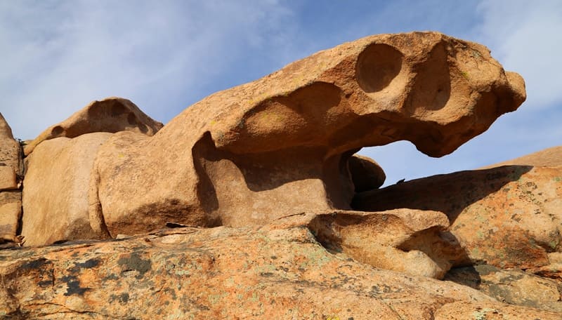 To east of Tabakenttatyr (Kentarlau) valley are Bektau Ata Mountains.