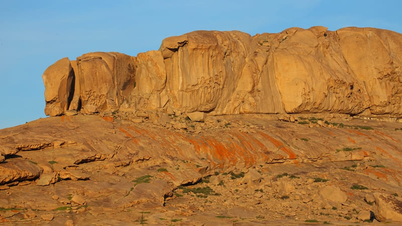 Eastern main mountain range is highest, with highest point of Bektau Ata massif reaching 1,214 meters above sea level – pink peak of Bektau Ata – an oasis in Northern Balkhash region dominates surrounding area.