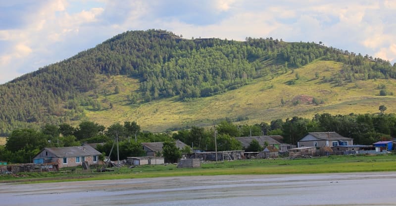 Живописность ландшафта в значительной степени обусловлена тем, что леса, произрастающие на скалистых гранитных возвышенностях, разделены голубыми озерами.