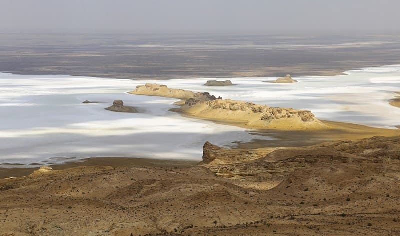 Outliers on the Kenderli Saline marsh. Western cliff of the Ustyurt Plateau. Ustyurt State Nature Reserve.