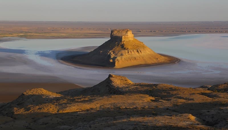 Tortkul Onere is located in the southern part of the Karynzharyk Depression in the southeastern part of the Mangystau region, on the territory of the Ustyurt Nature Reserve, 42.3 kilometers southeast of the village of Ak-Kuduk and 65.7 kilometers east and slightly south of the Basgurly Depression in the Karakiya district in the southeast of the Mangystau region.
