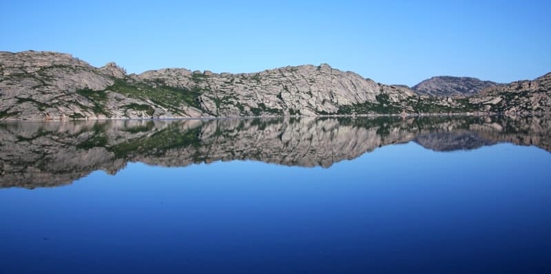 The play of light on the lake's surface – a calm rhythm that evokes a feeling of complete harmony.