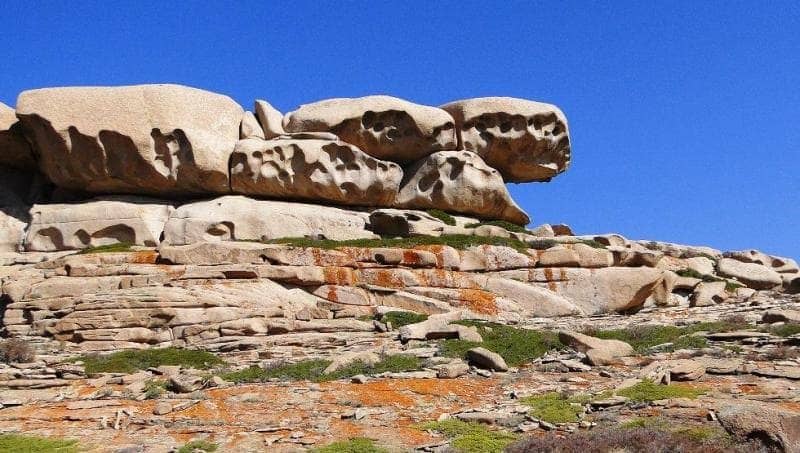 Bektau Ata Mountains are divided into five mountain ranges, stretching 15 kilometers from east to west and from south to north. 9 kilometers.