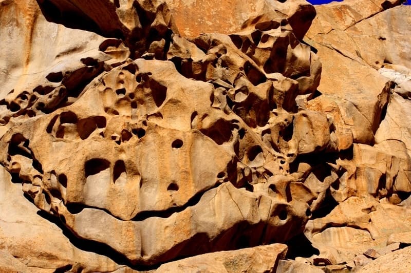 Rocks of range are dotted with intricate niches and arches formed by weathering.