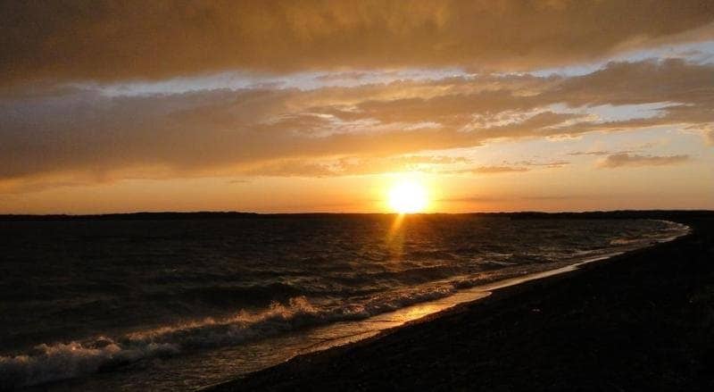 Озеро расположено на юго-востоке республики в Балхаш-Алакольской впадине.