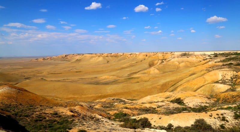 The Northern Cliff of the Ustyurt Plateau extends from the westernmost end of the Ustyurt Plateau in the eastern part of the village of Beyneu and extends eastward for approximately 530 kilometers. 