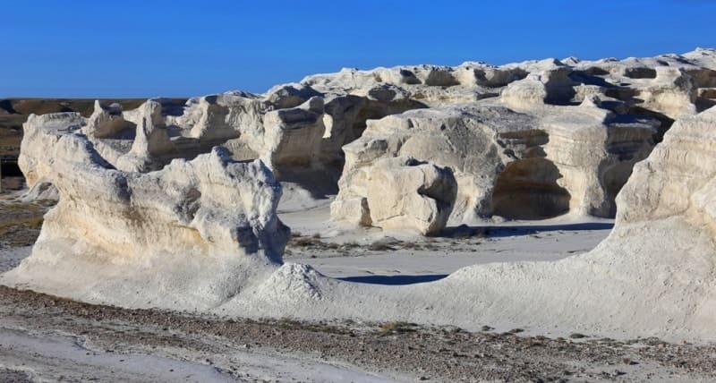 Если двигаться от отметки высотой 235,1 метров над уровнем моря, находящейся в 3,7 километрах на юг и чуть восточнее от бугра Жосалы, на восток и далее вдоль Западного чинка плато Устюрт до останцов Ушкир тау, это и будет северная, северо-восточная и восточная граница урочища. С юга урочище граничит с озером и солончаком Карашек, с запада с автомобильной дорогой идущей от трассы Жанаозен – мечеть Беке ата к поселку Аккудук.