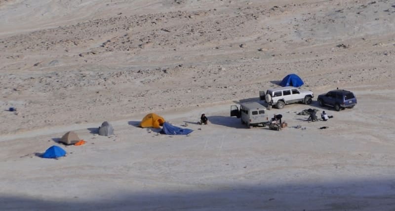 Великолепное меловое плато Жогарлы Бозжыра находится на высоте 243,1 метров над уровнем моря в 1,5 километрах на юго-запад от останца Борлы тау, в 2,2 километрах юго-восток от горы Шокы тау и в 1,1 километрах на северо-запад от останца Онтустик Азу тистери в урочище Босжира в Каракиянском районе Мангистауской области.