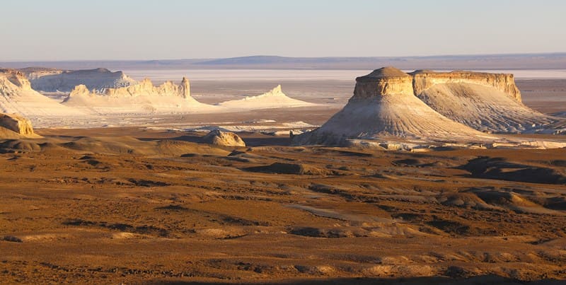 Урочище Бозжыра. Вид с восточной 3 панорамной площадки. Западный чинк плато Устюрт.