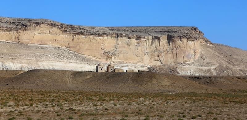 Старинный некрополь на южном склоне хребта Северный Актау.