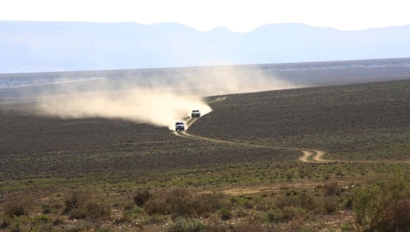 Постоянные ветры в условиях пустыни на Мангышлаке вызывают сильную ветровую эрозию, поднимая в воздух и перемещая верхний рыхлый слой почвы и разрушенные породы. Движение автомобилей по проселочным дорогам постоянно разрушает поверхностный слой и поднимает эту мелкую пыль, которая затем оседает толстым слоем в 10 - 20 см.