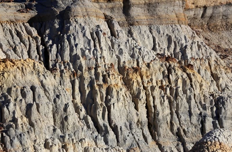 В результате длительного выветривания и эрозии глинистых и мергелевых пород здесь сформировались причудливые формы рельефа Кокала.