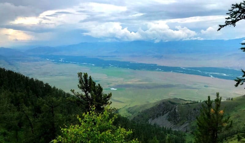 Вид на долину Бухтарма с хребта Сарымсакты.