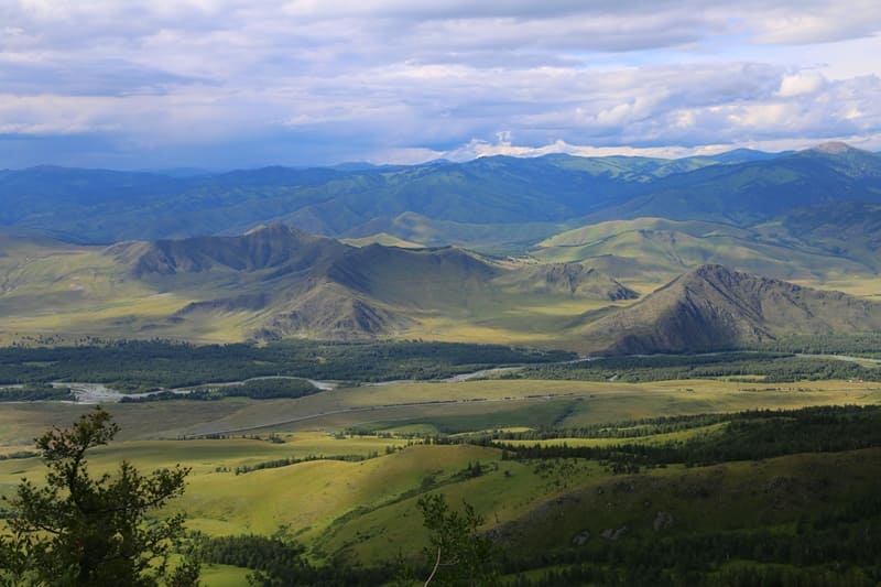 Вид на долину Бухтармы с северного склона хребта Сарымсакты.