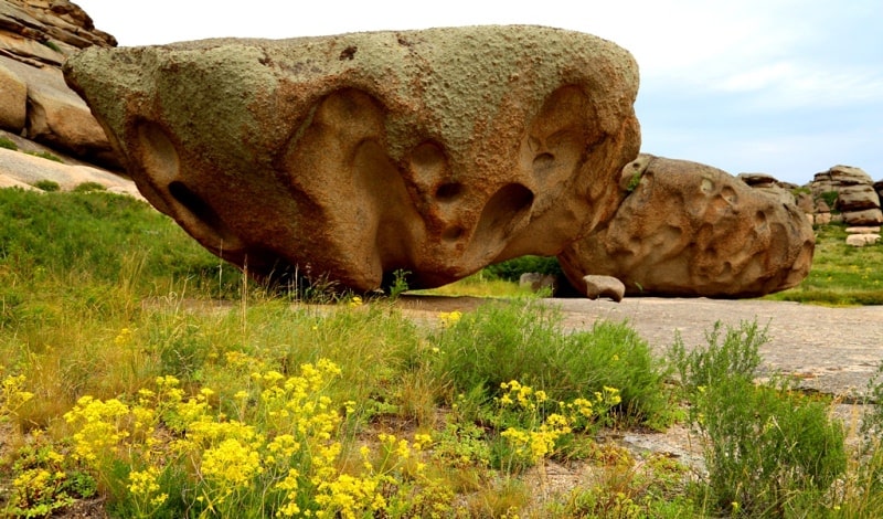 Granite lost mountain in the mountains of Dongaly.