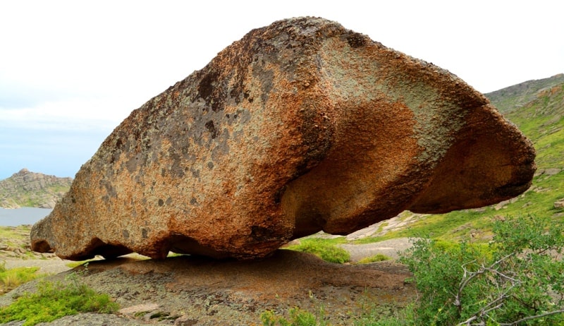 Granite lost mountain in the mountains of Dongaly.