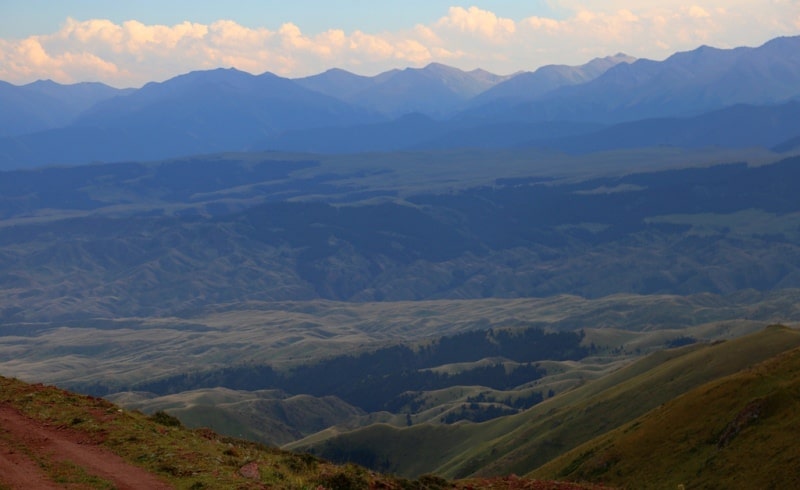 Вид с перевала Кызылауз на долину реки Жинишке.