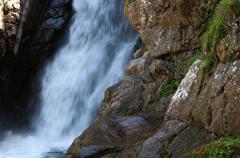 Окрестности Узун-Каргалинского водопада и ущелья.