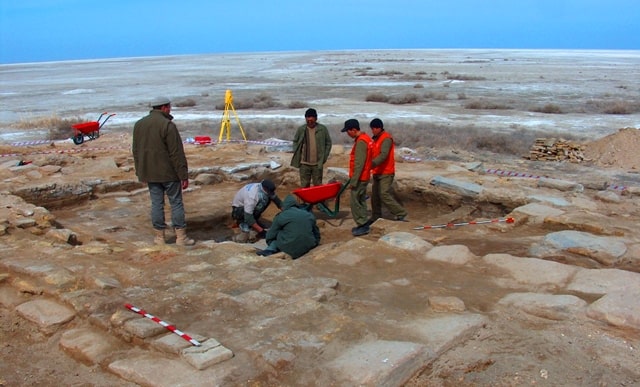 At the excavation of the Kerdery mausoleum at the bottom of the Aral Sea.