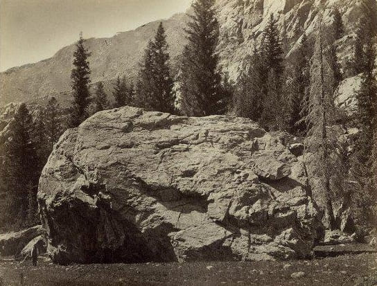 Семиреченская область. Священный камень в ущелье Кора. Автор фотографии неизвестен. Начало XX века.