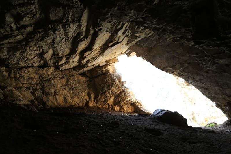 The entrance to the far hall of the Aktogay Cave, or gallery, is blocked by large blocks of collapsed vault, over 1 meter in diameter.