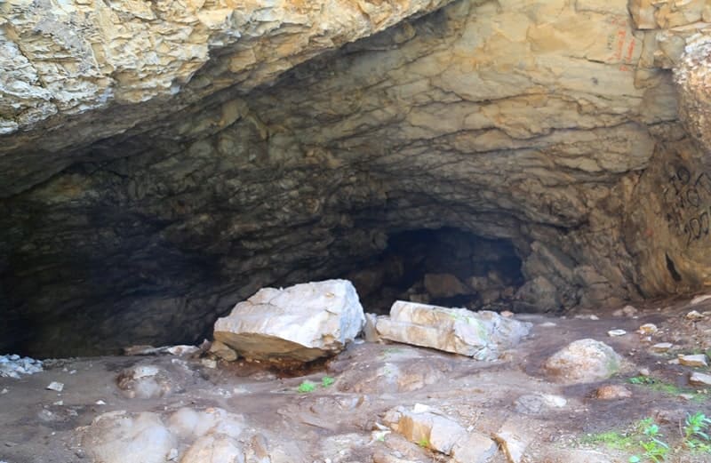 The Aktogay Cave is easily accessible; the ascent leads along a talus fan from a neighboring rocky ravine.