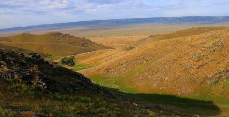 The length of the Kulzhabasy Mountains reaches 38 kilometers from southeast to northwest, the greatest width in the eastern part is up to 12 kilometers.
