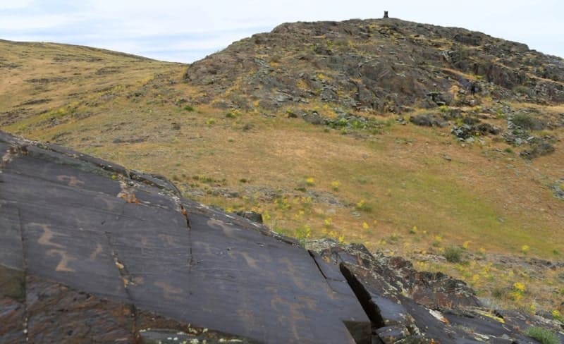 The Kuljabasy Mountains are composed primarily of sedimentary and metamorphic rocks formed by long-term geological processes. Outcrops of limestone, sandstone, and granite are found here. 