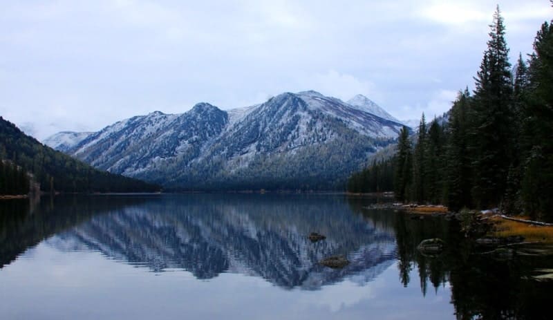 Рахмановское озеро, находится на высоте 1725 м. н. у. м. в глубокой долине реки Арасанка, притока реки Белая. Вода в озере имеет потрясающий зеленовато-голубой цвет и очень прозрачная. Озеро окружено величественными горами, древними кедрами и елями. Рядом с озером расположены термальные минеральные источники, вода которых содержит радон. 