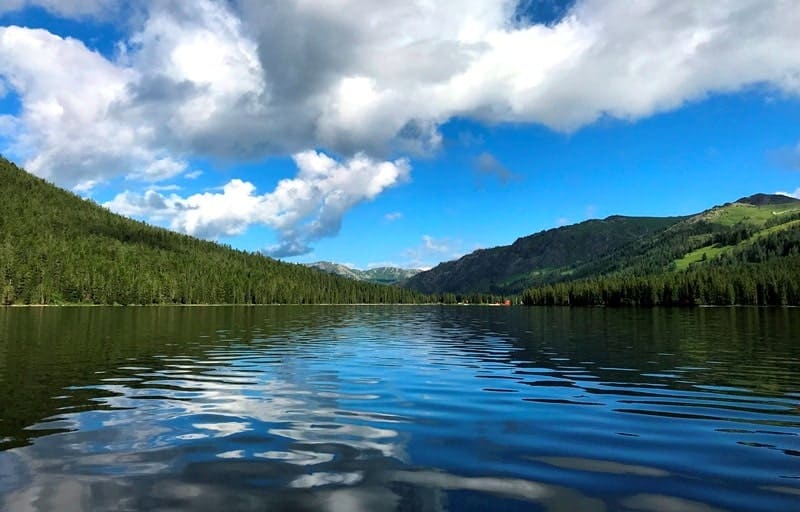 Рахмановское озеро, расположенное в национальном природном парке Катон-Карагай в Восточно-Казахстанской области. Озеро находится на высоте 1760 м. н. у. м. в окружении гор, покрытых хвойным лесом. Оно известно своими термальными радоновыми источниками, которые, по легенде, обладают целебными свойствами.  Рядом с озером расположен бальнеологический курорт «Рахмановские ключи».  Длина береговой линии озера составляет 5,6 километров, объем воды - 20 миллионов кубических метров. 