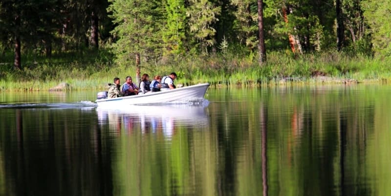 Прогулка на моторной лодке по озеру Рахмановскому.