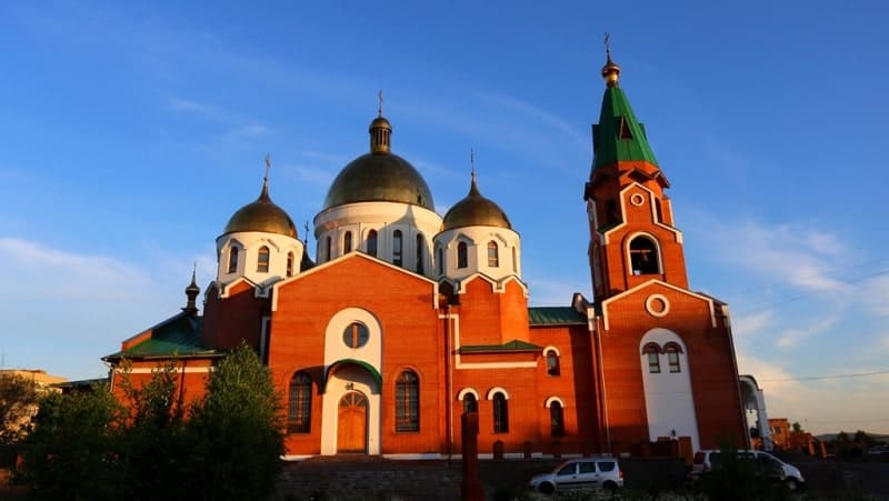 Андреевский кафедральный собор в Усть-Каменогорске (Оскемен).  Это православный храм, построенный в период с 2001 по 2007 год. Собор вмещает около 2000 человек. Первое богослужение в здании состоялось 6 августа 2006 года. Архитектором проекта является Юрий Михайлович Трашков.