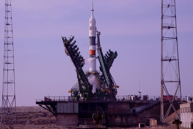 Корабль Союза на стартовой площадке номер 1. Фотография предоставлена пресс службой "Роскосмос" и ФКЦ "Байконур" в 2010 году.