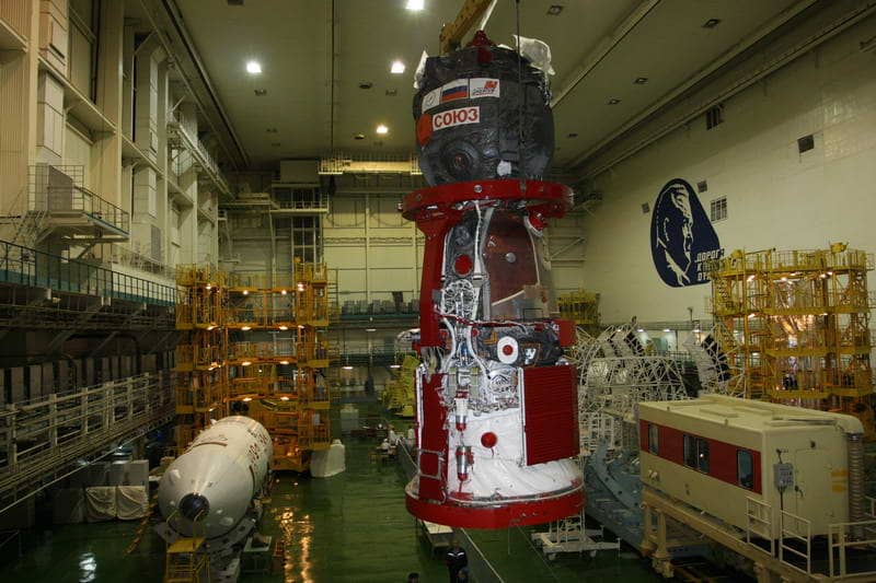 Корабль Союз в монтажно-испытательном комплексе. Фотография предоставлена пресс службой "Роскосмос" и ФКЦ "Байконур" в 2010 году.