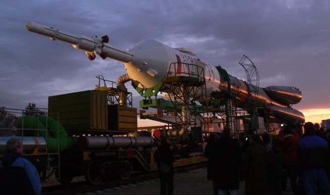 Доставка пилотируемого корабля Союза на стартовую площадку. Фотография предоставлена пресс службой "Роскосмос" и ФКЦ "Байконур" в 2010 году.