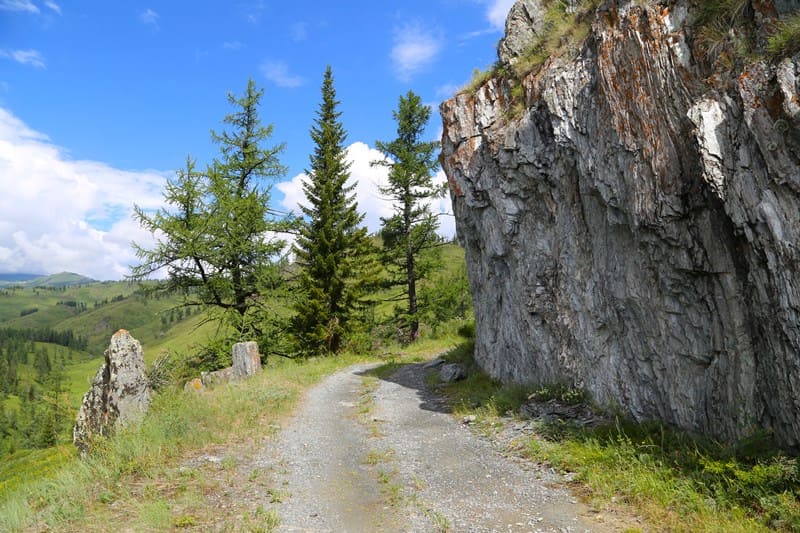 Скальные прижимы на дороге в окрестностях Алатайского перевала.