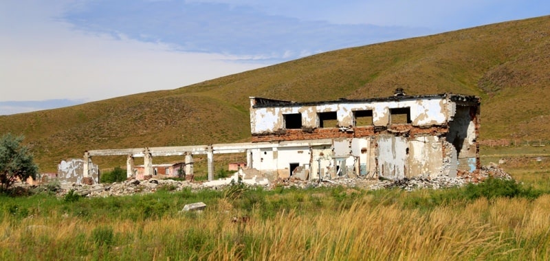 Разрушенные постройки в поселке Дегелен.