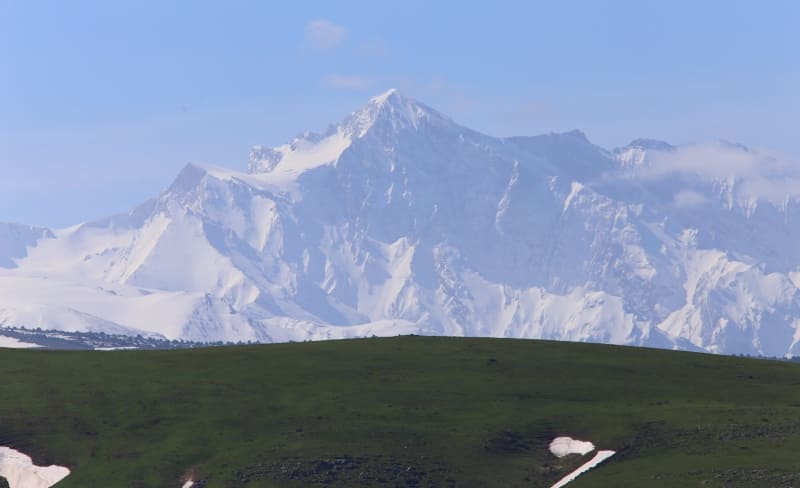 Наивысшая точка Угамского хребта пик Сайрам расположен на высоте 4238 метра над уровнем моря. 