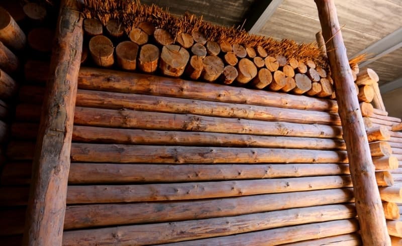 Раскопки каменного вала позволили установить, что это остатки разрушившейся каменной стены, возведенной вокруг насыпи.