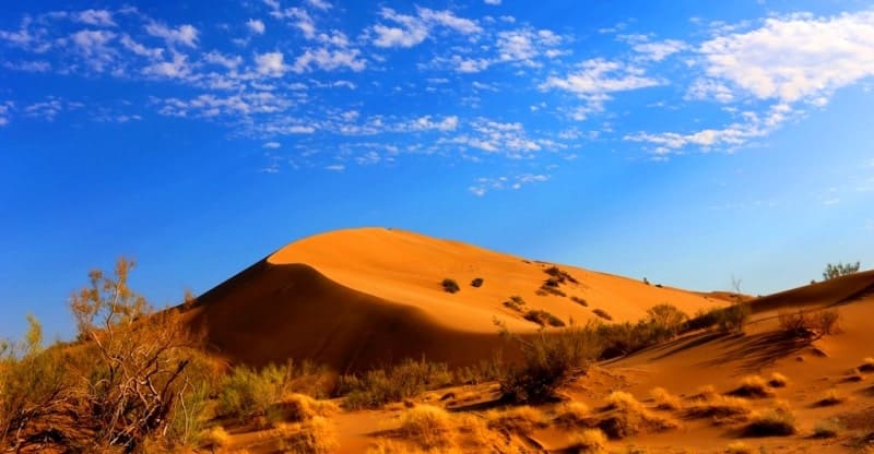 Массив песков находится между горами: Кысты-Калкан на западе с доминирующей высотой 956,8 м. н. у. м. и Улькен-Калкан на востоке с наивысшей отметкой 1281 м. н. у. м.