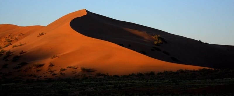 Раннее солнце освещает северо-западную гряду Аккум-Калкан.