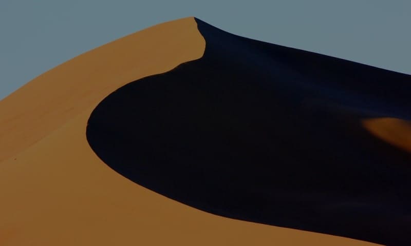 Песчаные горы Аккум-Калкан полностью сложены из мелкого кварцевого песка, из зерен кварца диаметром в 0,3-0,5 миллиметра.