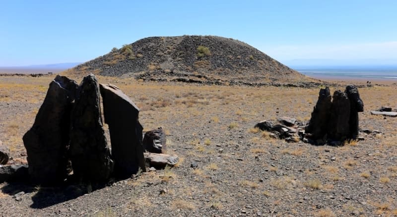 Большой Бесшатырский курган на фоне менгиров.