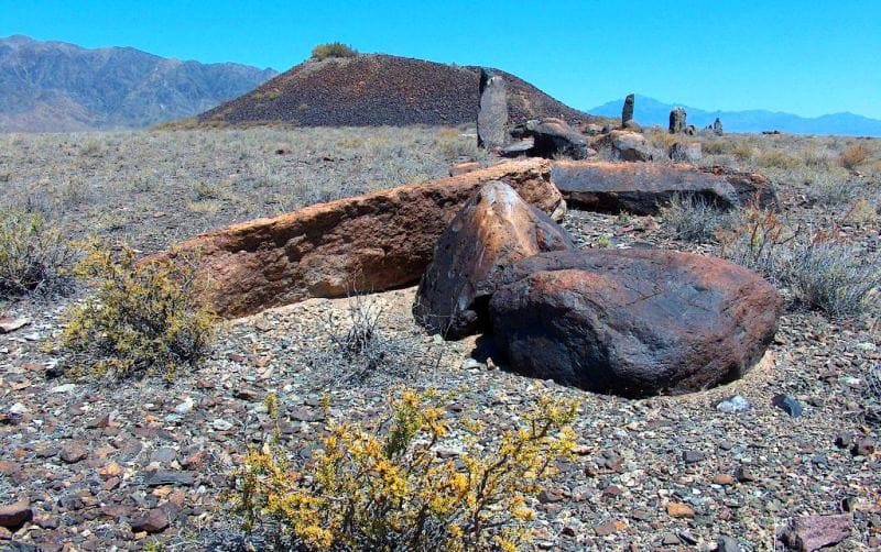 Большой Бесшатырский курган на фоне менгиров.