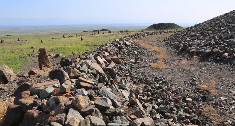 Каменная ограда опоясывающая Большой Бесшатырский курган с южной стороны.
