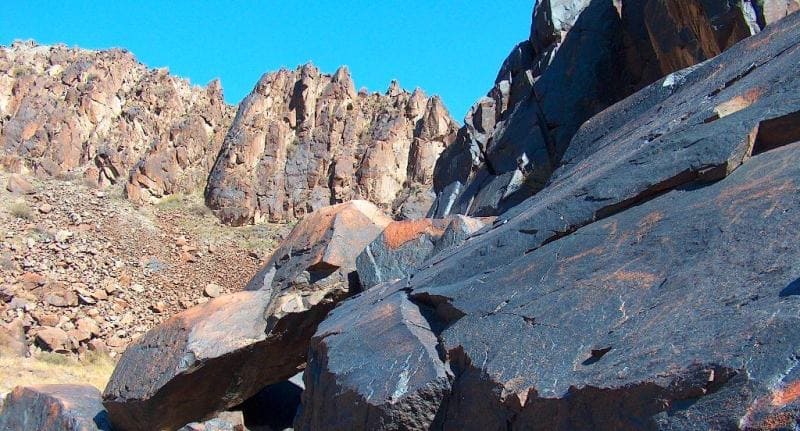 Петроглифы в ущелье Теректи сай в южной части гор Шолак.