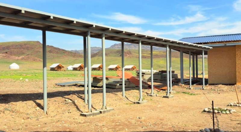 Вид от визит-центра на глэмпинги и юрточный лагерь.